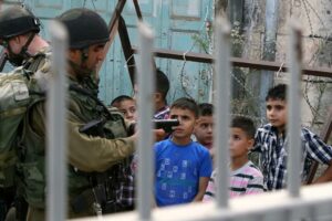 Društvo palestinskih zatvorenika: Izrael je oteo najmanje 20 građana u posljednja 24 sata, čime je ukupan broj palestinskih otetih u izraelskim zatvorima od 7. oktobra porastao na 7060.