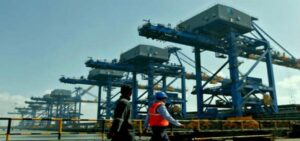 Federacija radnika u vodnom prometu Indije koja predstavlja radnike u 11 glavnih indijskih luka najavljuje da će odbiti ukrcati ili istovariti oružje u Izrael.
